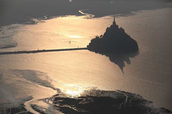 Le Mont Saint-Michel entouré d'eau