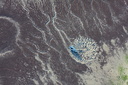 Bateau bleu vu du ciel