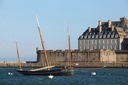 La Cancalaise au pied des remparts