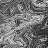 Produit jaune anti germinatif dans une flaque d'eau