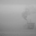 Ferry dans la brume matinale