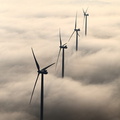 Eoliennes dans la brume, Yvignac-la-Tour