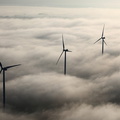 Eoliennes dans la brume, Yvignac-la-Tour