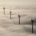 Eoliennes dans la brume, Yvignac-la-Tour